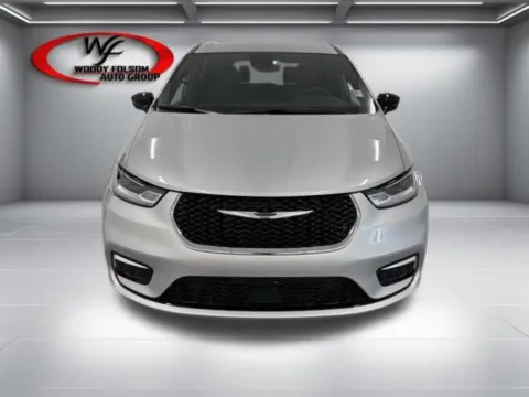 Photos of 2026 Chrysler Pacifica Select for sale in Baxley, GA at Woody Folsom Chrysler Dodge Jeep Ram of Baxley