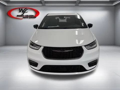 Photos of 2026 Chrysler Pacifica Select for sale in Baxley, GA at Woody Folsom Chrysler Dodge Jeep Ram of Baxley