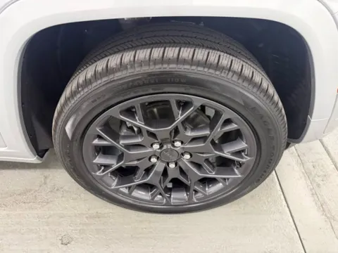 More photos of 2026 Jeep Grand Cherokee Summit at Woody Folsom Chrysler Dodge Jeep Ram of Baxley, GA