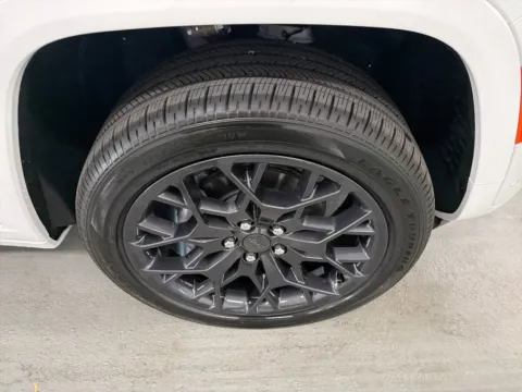 More photos of 2026 Jeep Grand Cherokee Summit at Woody Folsom Chrysler Dodge Jeep Ram of Baxley, GA