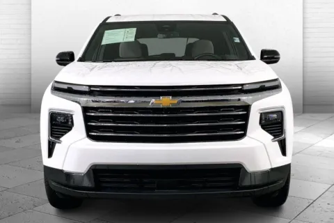 Photos of 2025 Chevrolet Traverse FWD LT for sale in Lawrence, KS at Cable Dahmer Kia of Lawrence