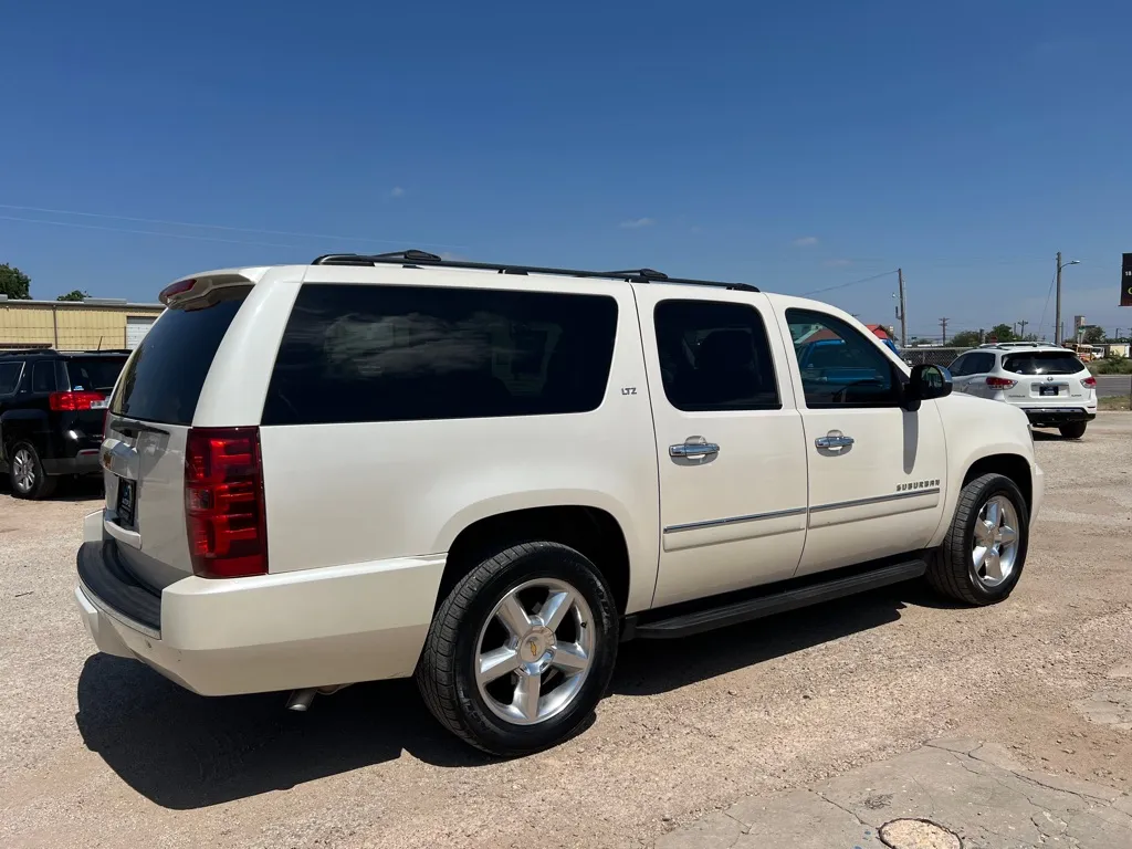 2013 Chevrolet Suburban LTZ - Photo 6
