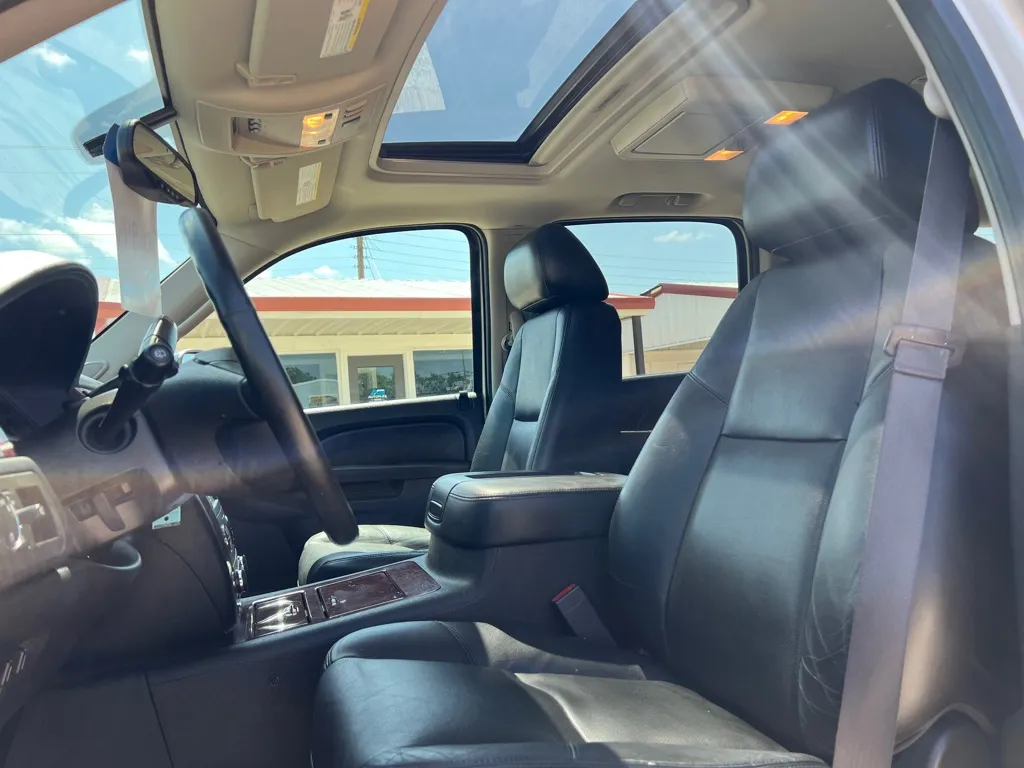 2013 Chevrolet Suburban LTZ - Photo 11