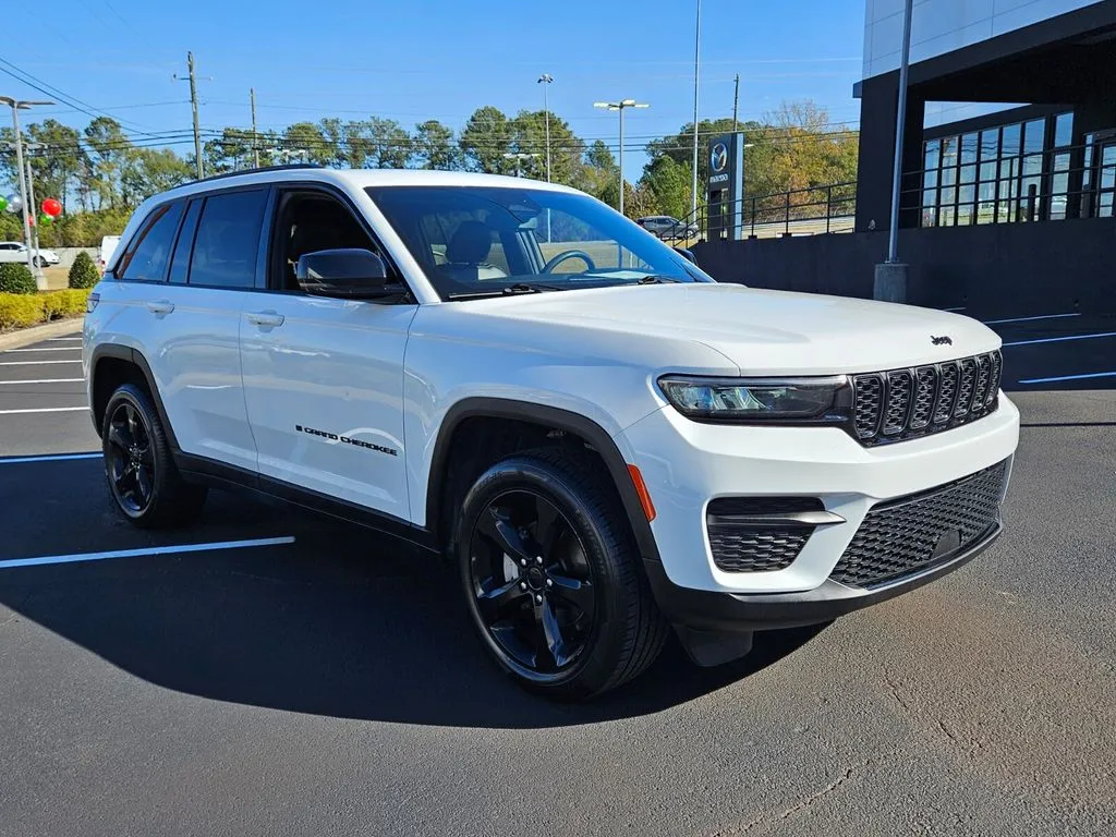 White 2023 Jeep Grand Cherokee Altitude for sale in Macon, GA