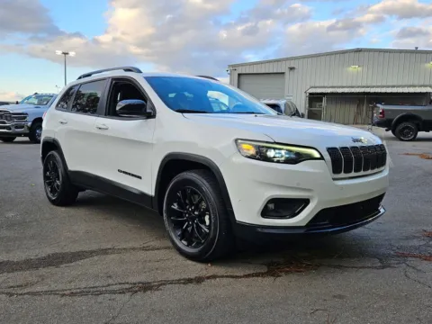 White 2023 Jeep Cherokee Altitude for sale in Macon, GA