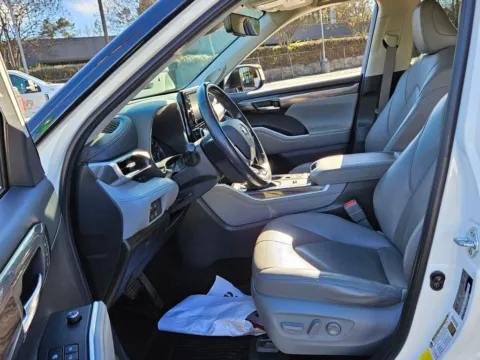 More photos of 2021 Toyota Highlander Hybrid Limited at ALM CDJR Macon, GA