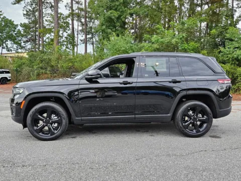 More photos of 2025 Jeep Grand Cherokee Limited at ALM CDJR Macon, GA