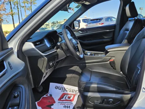 More photos of 2025 Jeep Grand Cherokee Limited at ALM CDJR Macon, GA