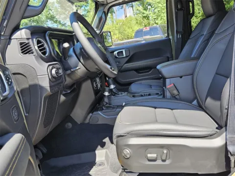 More photos of 2025 Jeep Gladiator High Tide at ALM CDJR Macon, GA