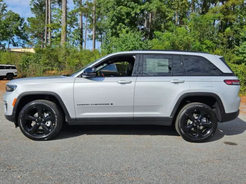 More photos of 2025 Jeep Grand Cherokee Limited at ALM CDJR Macon, GA