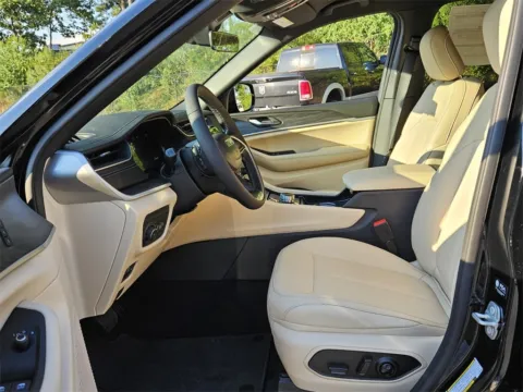 More photos of 2025 Jeep Grand Cherokee Limited at ALM CDJR Macon, GA