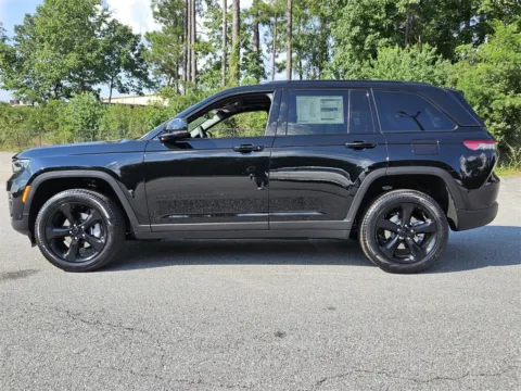 More photos of 2025 Jeep Grand Cherokee Limited at ALM CDJR Macon, GA