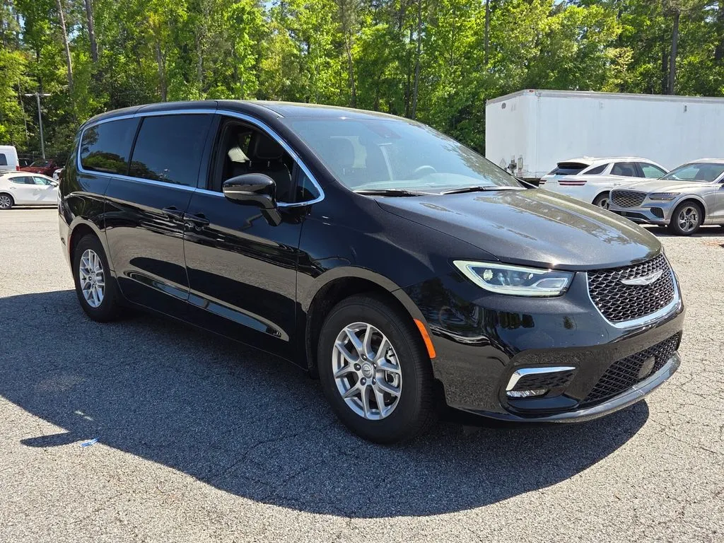 2026 Chrysler Pacifica Select's photo