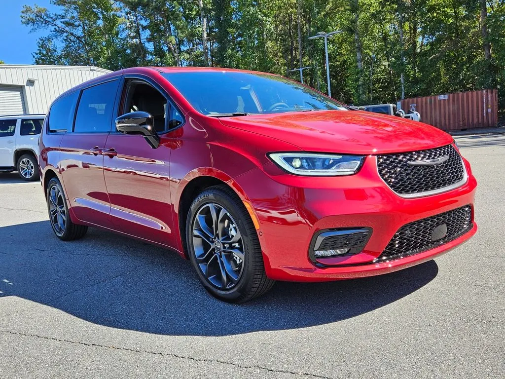 2026 Chrysler Pacifica Select's photo
