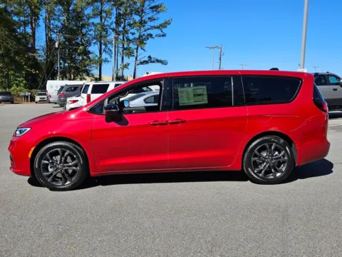 More photos of 2026 Chrysler Pacifica Select at ALM CDJR Macon, GA