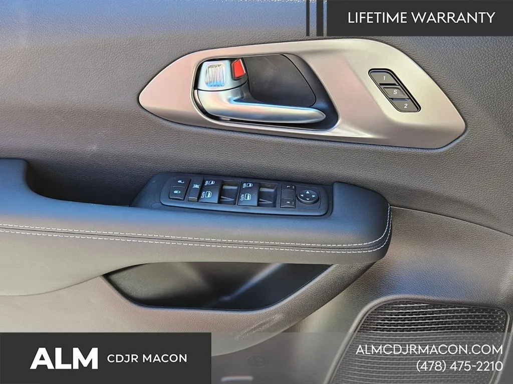 2026 Chrysler Pacifica Select - Photo 31