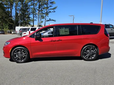 More photos of 2026 Chrysler Pacifica Select at ALM CDJR Macon, GA