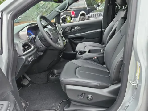 More photos of 2026 Chrysler Pacifica Select at ALM CDJR Macon, GA