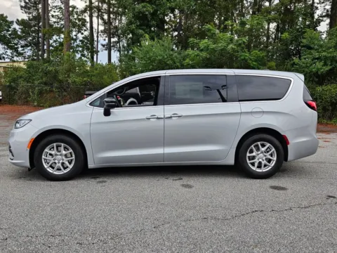 More photos of 2026 Chrysler Pacifica Select at ALM CDJR Macon, GA