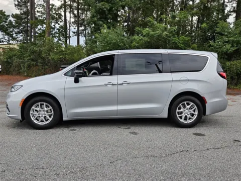 More photos of 2026 Chrysler Pacifica Select at ALM CDJR Macon, GA