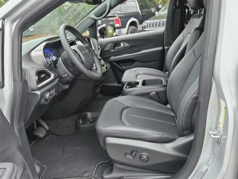 More photos of 2026 Chrysler Pacifica Select at ALM CDJR Macon, GA