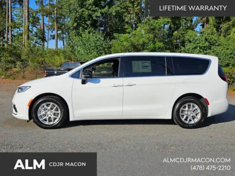 More photos of 2026 Chrysler Pacifica Select at ALM CDJR Macon, GA