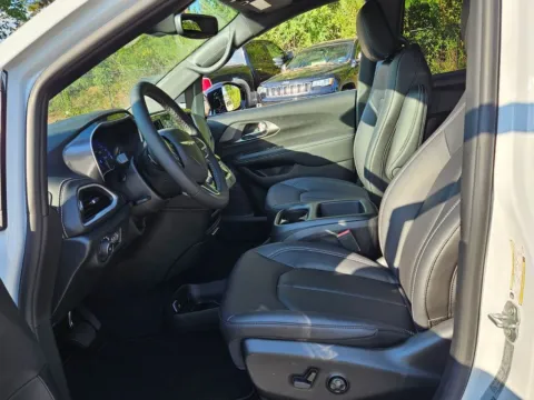 More photos of 2026 Chrysler Pacifica Select at ALM CDJR Macon, GA