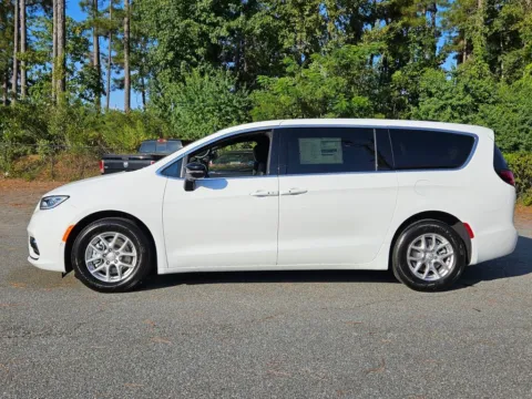 More photos of 2026 Chrysler Pacifica Select at ALM CDJR Macon, GA