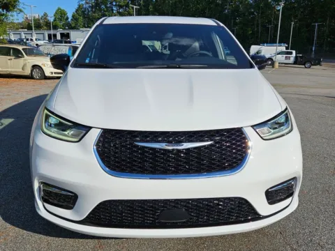 Photos of 2026 Chrysler Pacifica Select for sale in Macon, GA at ALM CDJR Macon