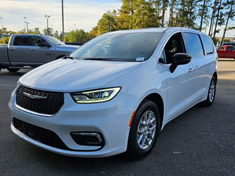 Another view of 2026 Chrysler Pacifica Select for sale in Macon, GA at ALM CDJR Macon