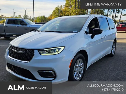 More photos of 2026 Chrysler Pacifica Select at ALM CDJR Macon, GA