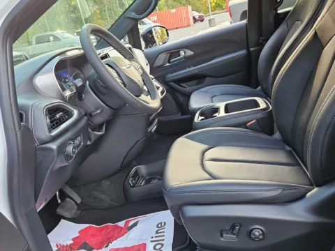 More photos of 2026 Chrysler Pacifica Select at ALM CDJR Macon, GA