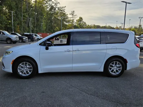 More photos of 2026 Chrysler Pacifica Select at ALM CDJR Macon, GA