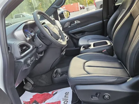 More photos of 2026 Chrysler Pacifica Select at ALM CDJR Macon, GA