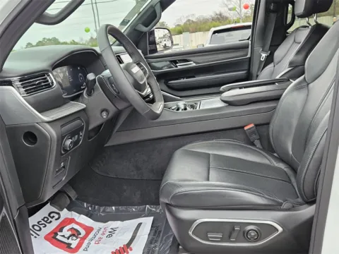 More photos of 2023 Jeep Wagoneer Series II at ALM CDJR Macon, GA