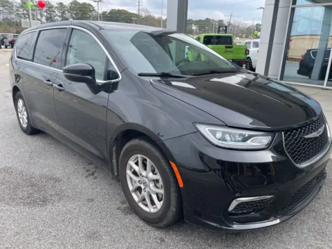 Black 2023 Chrysler Pacifica Touring L for sale in Macon, GA