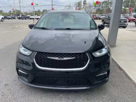 Photos of 2023 Chrysler Pacifica Touring L for sale in Macon, GA at ALM CDJR Macon