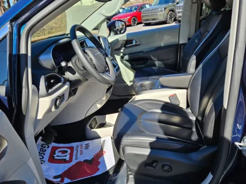 More photos of 2023 Chrysler Pacifica Touring L at ALM CDJR Macon, GA