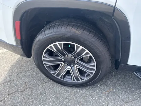 More photos of 2023 Jeep Wagoneer Series II at ALM CDJR Macon, GA