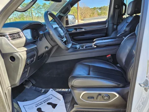 More photos of 2023 Jeep Wagoneer Series II at ALM CDJR Macon, GA