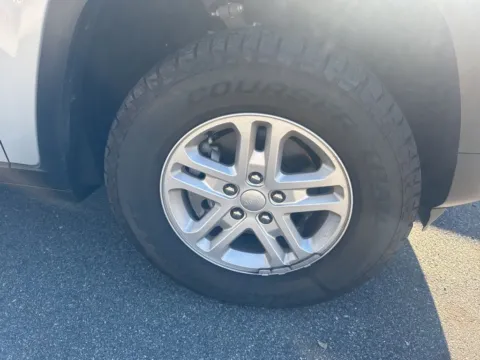 More photos of 2022 Jeep Grand Cherokee Laredo at ALM CDJR Macon, GA