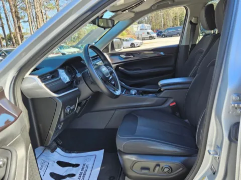 More photos of 2022 Jeep Grand Cherokee Laredo at ALM CDJR Macon, GA