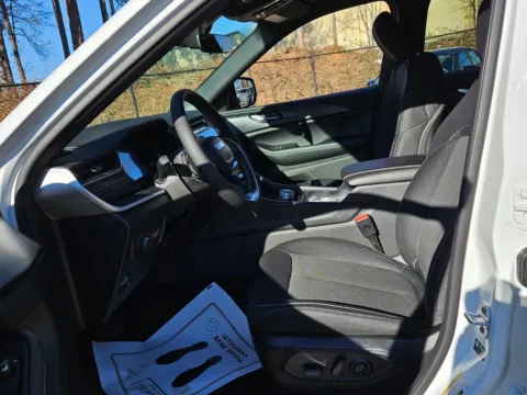 More photos of 2025 Jeep Grand Cherokee Laredo at ALM CDJR Macon, GA