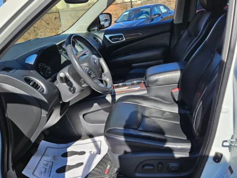 More photos of 2017 Nissan Pathfinder Platinum at ALM CDJR Macon, GA