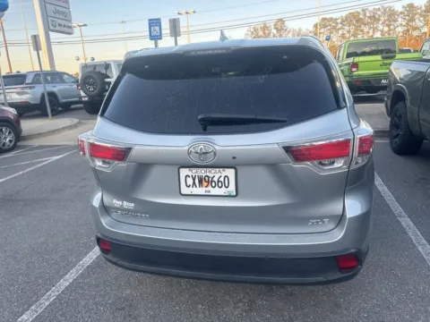 More photos of 2016 Toyota Highlander XLE V6 at ALM CDJR Macon, GA