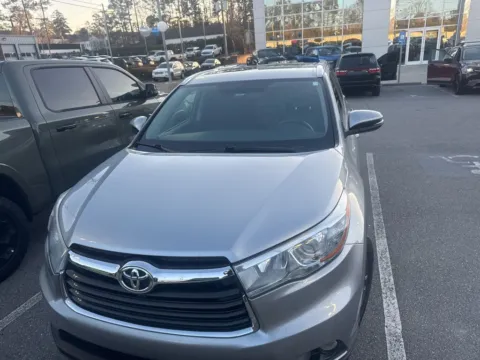 Photos of 2016 Toyota Highlander XLE V6 for sale in Macon, GA at ALM CDJR Macon