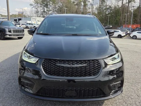 Photos of 2026 Chrysler Pacifica Limited for sale in Macon, GA at ALM CDJR Macon