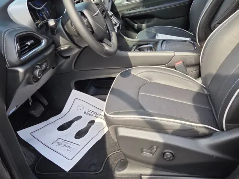 More photos of 2026 Chrysler Pacifica Limited at ALM CDJR Macon, GA