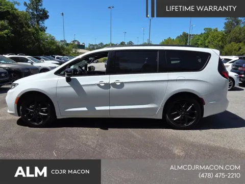 More photos of 2026 Chrysler Pacifica Limited at ALM CDJR Macon, GA