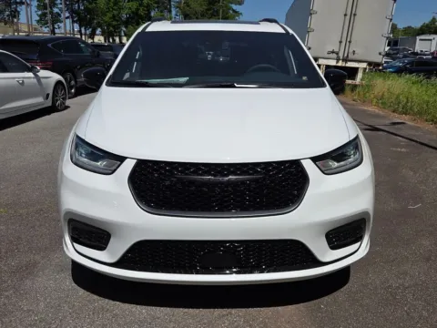 Photos of 2026 Chrysler Pacifica Limited for sale in Macon, GA at ALM CDJR Macon